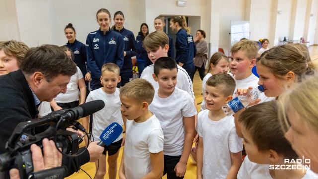 Fot. Robert Stachnik [Radio Szczecin] Uczniowie trenowali z siatkarkami Chemika Police [WIDEO, ZDJĘCIA]
