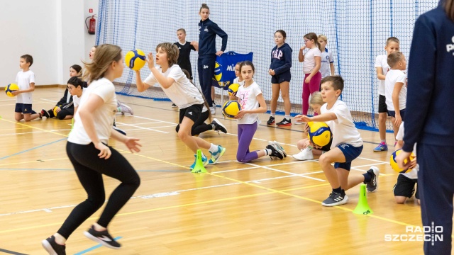 Fot. Robert Stachnik [Radio Szczecin] Uczniowie trenowali z siatkarkami Chemika Police [WIDEO, ZDJĘCIA]