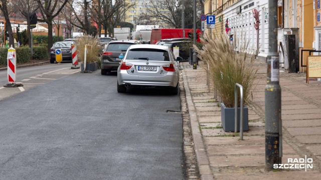 Fot. Robert Stachnik [Radio Szczecin] Restauratorzy i kierowcy zgodni: brakuje miejsc postojowych w alei Jana Pawła II [ZDJĘCIA]
