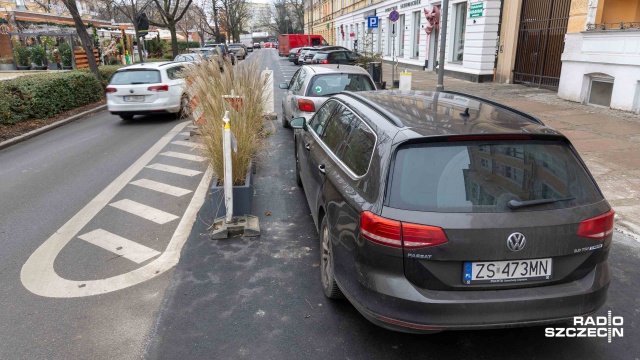 Fot. Robert Stachnik [Radio Szczecin] Restauratorzy i kierowcy zgodni: brakuje miejsc postojowych w alei Jana Pawła II [ZDJĘCIA]