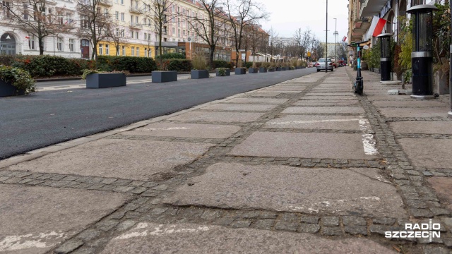 Fot. Robert Stachnik [Radio Szczecin] Restauratorzy i kierowcy zgodni: brakuje miejsc postojowych w alei Jana Pawła II [ZDJĘCIA]