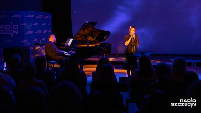 Krzysztof Baranowski i Sara Frymus. Fot. Robert Stachnik [Radio Szczecin] Poezja, muzyka i kino. Maria Pawlikowska-Jasnorzewska w Radiu Szczecin [ZDJĘCIA]