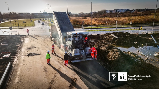 Fot. Szczecińskie Inwestycje Miejskie Trwa wylewanie asfaltu na Trasie Północnej [WIDEO, ZDJĘCIA]