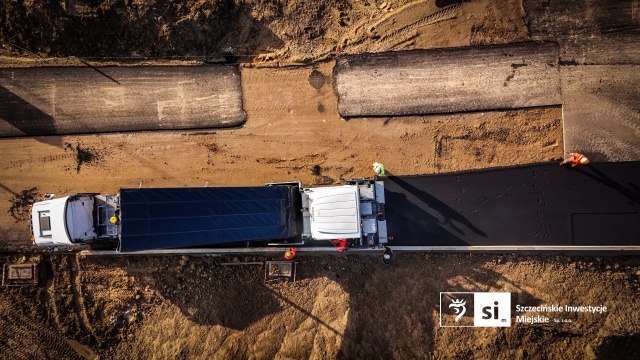 Fot. Szczecińskie Inwestycje Miejskie Trwa wylewanie asfaltu na Trasie Północnej [WIDEO, ZDJĘCIA]