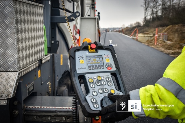 Fot. Szczecińskie Inwestycje Miejskie Trwa wylewanie asfaltu na Trasie Północnej [WIDEO, ZDJĘCIA]