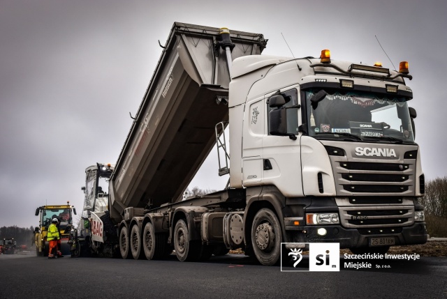 Fot. Szczecińskie Inwestycje Miejskie Trwa wylewanie asfaltu na Trasie Północnej [WIDEO, ZDJĘCIA]