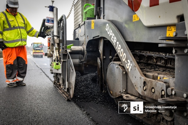 Fot. Szczecińskie Inwestycje Miejskie Trwa wylewanie asfaltu na Trasie Północnej [WIDEO, ZDJĘCIA]
