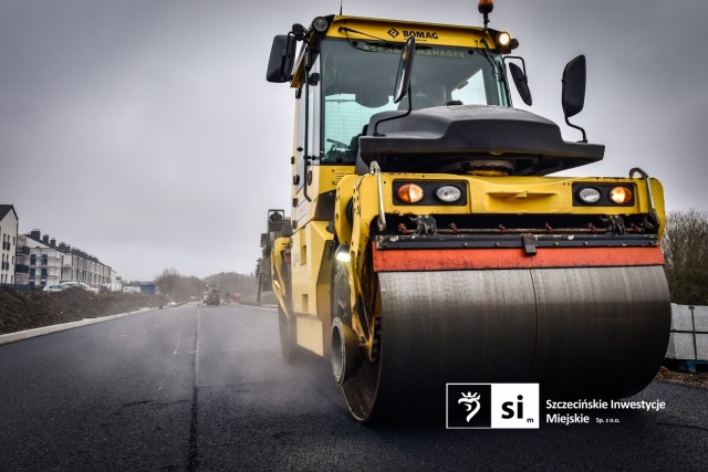 Fot. Szczecińskie Inwestycje Miejskie Trwa wylewanie asfaltu na Trasie Północnej [WIDEO, ZDJĘCIA]