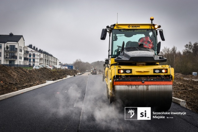 Fot. Szczecińskie Inwestycje Miejskie Trwa wylewanie asfaltu na Trasie Północnej [WIDEO, ZDJĘCIA]