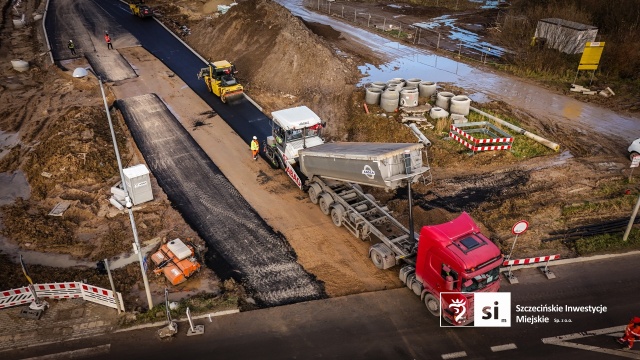 Fot. Szczecińskie Inwestycje Miejskie Trwa wylewanie asfaltu na Trasie Północnej [WIDEO, ZDJĘCIA]