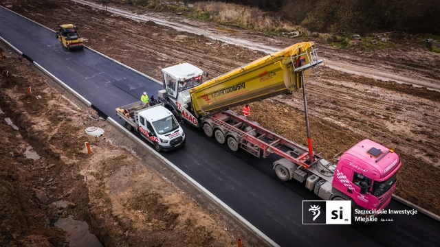 Fot. Szczecińskie Inwestycje Miejskie Trwa wylewanie asfaltu na Trasie Północnej [WIDEO, ZDJĘCIA]