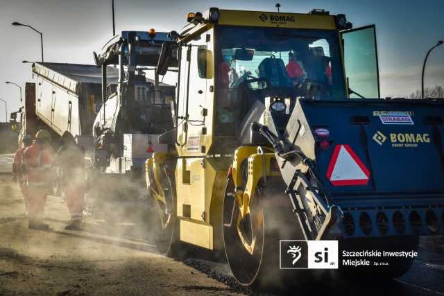 Fot. Szczecińskie Inwestycje Miejskie Trwa wylewanie asfaltu na Trasie Północnej [WIDEO, ZDJĘCIA]