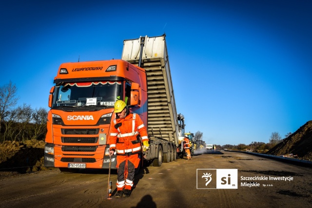 Fot. Szczecińskie Inwestycje Miejskie Trwa wylewanie asfaltu na Trasie Północnej [WIDEO, ZDJĘCIA]