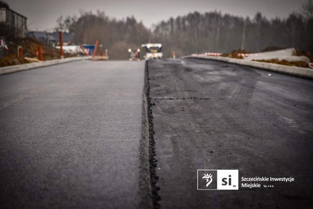 Fot. Szczecińskie Inwestycje Miejskie Trwa wylewanie asfaltu na Trasie Północnej [WIDEO, ZDJĘCIA]