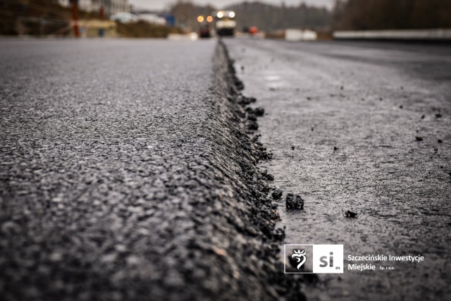 Fot. Szczecińskie Inwestycje Miejskie Trwa wylewanie asfaltu na Trasie Północnej [WIDEO, ZDJĘCIA]