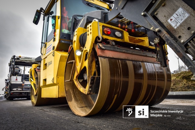 Fot. Szczecińskie Inwestycje Miejskie Trwa wylewanie asfaltu na Trasie Północnej [WIDEO, ZDJĘCIA]