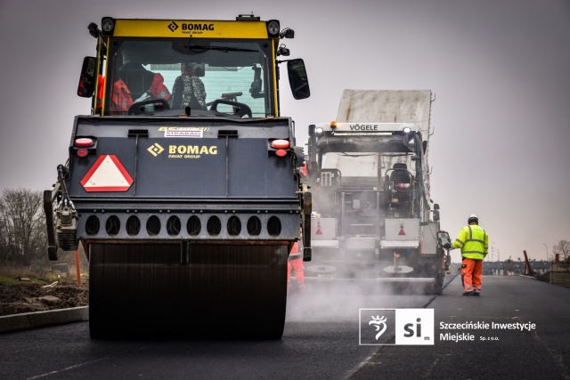 Fot. Szczecińskie Inwestycje Miejskie Trwa wylewanie asfaltu na Trasie Północnej [WIDEO, ZDJĘCIA]