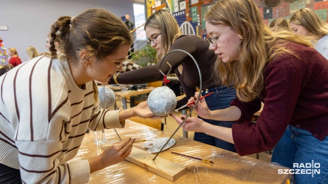Fot. Robert Stachnik [Radio Szczecin] Beton w świątecznej odsłonie. Studenci ZUT-u stworzyli wyjątkowe bombki [WIDEO, ZDJĘCIA]
