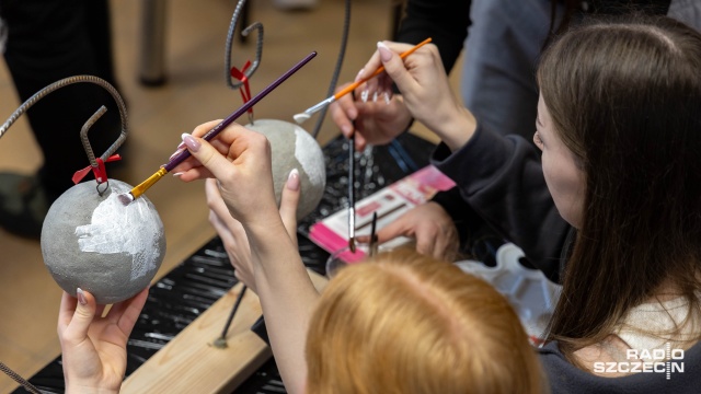Fot. Robert Stachnik [Radio Szczecin] Beton w świątecznej odsłonie. Studenci ZUT-u stworzyli wyjątkowe bombki [WIDEO, ZDJĘCIA]