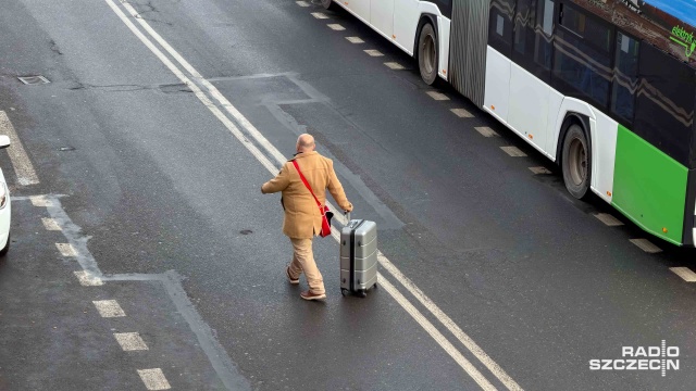 Fot. Robert Stachnik [Radio Szczecin] Niebezpieczne przejście dla pieszych przy Dworcu Głównym. "Jest źle zrobione" [WIDEO, ZDJĘCIA]