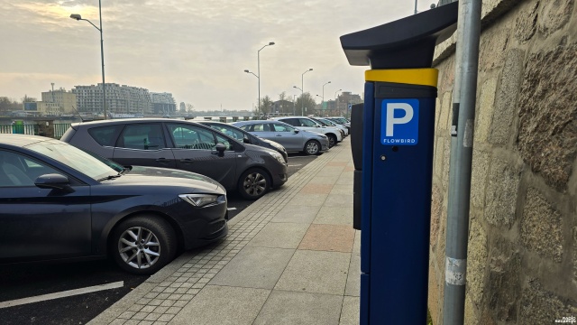 Fot. Wojciech Ochrymiuk [Radio Szczecin] Parkomaty przy dworcu PKP wprowadzają chaos [ZDJĘCIA]