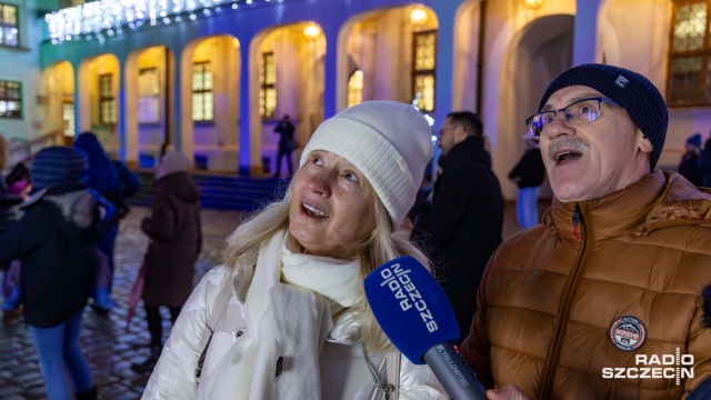 Fot. Robert Stachnik [Radio Szczecin] Choinka rozbłysła na dziedzińcu Zamku Książąt Pomorskich [ZDJĘCIA]