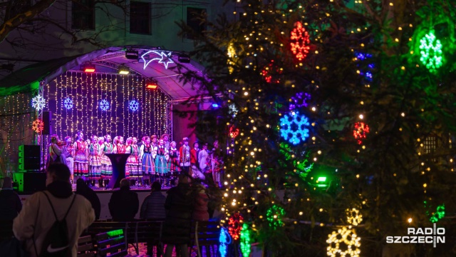 Fot. Robert Stachnik [Radio Szczecin] Choinka rozbłysła na dziedzińcu Zamku Książąt Pomorskich [ZDJĘCIA]