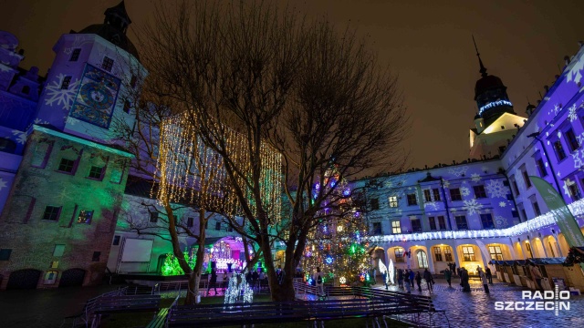 Fot. Robert Stachnik [Radio Szczecin] Choinka rozbłysła na dziedzińcu Zamku Książąt Pomorskich [ZDJĘCIA]