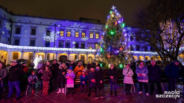 Fot. Robert Stachnik [Radio Szczecin] Choinka rozbłysła na dziedzińcu Zamku Książąt Pomorskich [ZDJĘCIA]