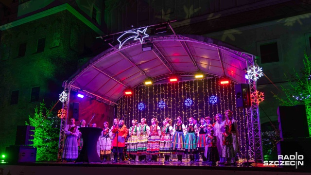 Fot. Robert Stachnik [Radio Szczecin] Choinka rozbłysła na dziedzińcu Zamku Książąt Pomorskich [ZDJĘCIA]
