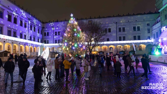 Fot. Robert Stachnik [Radio Szczecin] Choinka rozbłysła na dziedzińcu Zamku Książąt Pomorskich [ZDJĘCIA]