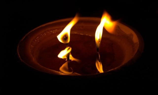 Fot. Źródło: https://pl.wikipedia.org/wiki/Plik:Znicz.jpg Nie żyje Jolanta Szyrocka