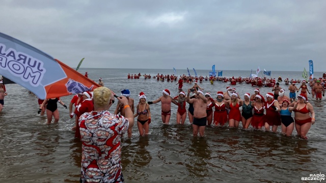 Fot. Joanna Maraszek [Radio Szczecin] Świnoujście. Inwazja Morsujących Mikołajów [ZDJĘCIA]