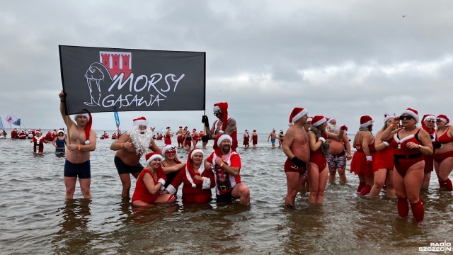 Fot. Joanna Maraszek [Radio Szczecin] Świnoujście. Inwazja Morsujących Mikołajów [ZDJĘCIA]