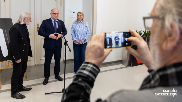 Fot. Robert Stachnik [Radio Szczecin] Wernisaż Lexa Drewinskiego na rocznicę Grudnia '70 [ZDJĘCIA]