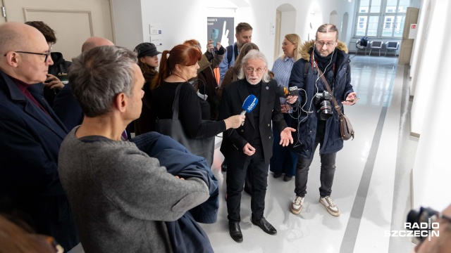 Fot. Robert Stachnik [Radio Szczecin] Wernisaż Lexa Drewinskiego na rocznicę Grudnia '70 [ZDJĘCIA]