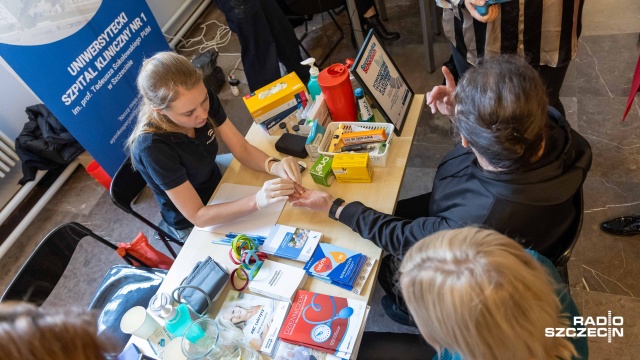 Fot. Robert Stachnik [Radio Szczecin] Schody magistratu zamieniły się w miejską siłownię [ZDJĘCIA]