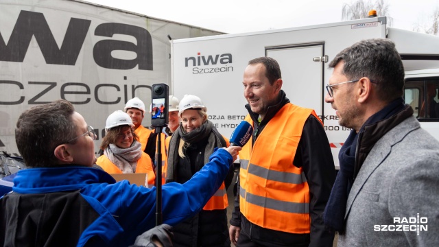 Fot. Robert Stachnik [Radio Szczecin] Radio Szczecin zaskoczyło drogowców... tortami! [WIDEO, ZDJĘCIA]