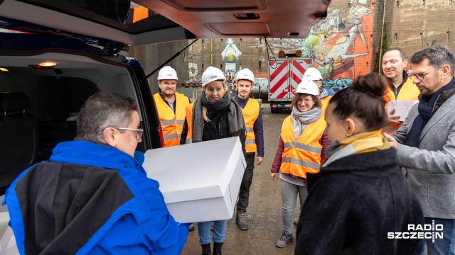 Fot. Robert Stachnik [Radio Szczecin] Radio Szczecin zaskoczyło drogowców... tortami! [WIDEO, ZDJĘCIA]