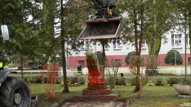 Fot. Kamila Kozioł [Radio Szczecin] Kolejny sowiecki pomnik zlikwidowany. Mieszkańcy Maszewa: trzeba je usunąć z całej Polski [ZDJĘCIA]