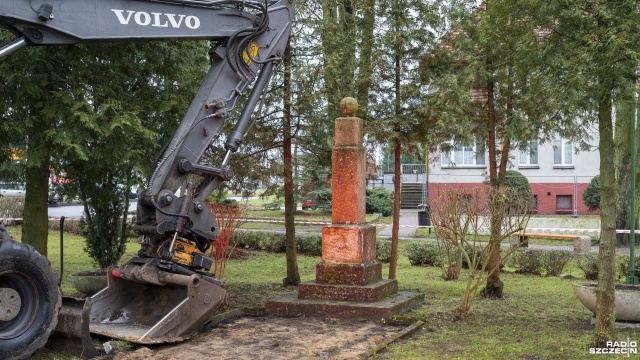 Fot. Kamila Kozioł [Radio Szczecin] Kolejny sowiecki pomnik zlikwidowany. Mieszkańcy Maszewa: trzeba je usunąć z całej Polski [ZDJĘCIA]