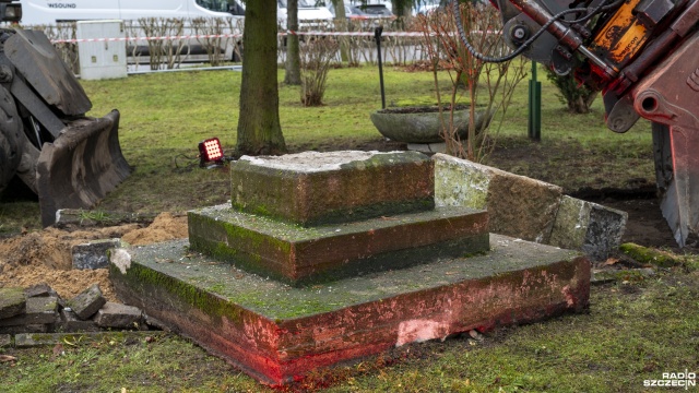 Fot. Kamila Kozioł [Radio Szczecin] Kolejny sowiecki pomnik zlikwidowany. Mieszkańcy Maszewa: trzeba je usunąć z całej Polski [ZDJĘCIA]