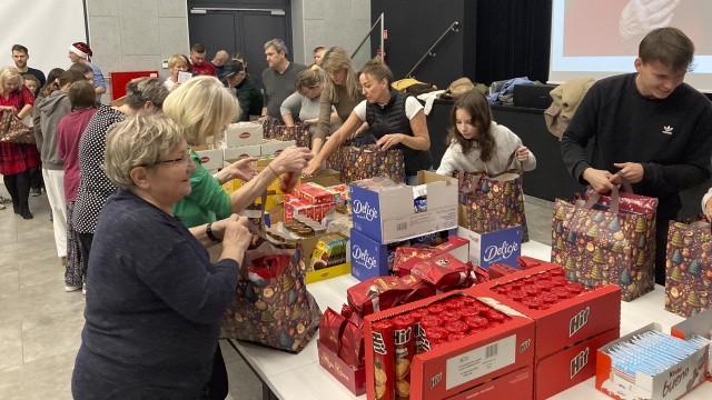 Fot. Krzysztof Cichocki [Radio Szczecin] Słodycze, kocyk, wędliny - wolontariusze przygotowali paczki dla seniorów z Kołbaskowa [ZDJĘCIA]