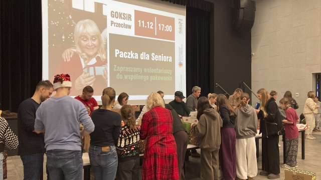 Fot. Krzysztof Cichocki [Radio Szczecin] Słodycze, kocyk, wędliny - wolontariusze przygotowali paczki dla seniorów z Kołbaskowa [ZDJĘCIA]