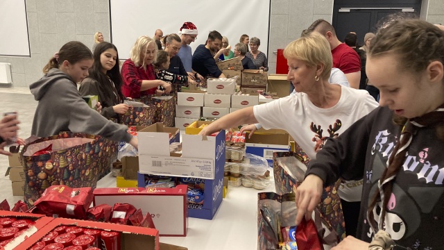 Fot. Krzysztof Cichocki [Radio Szczecin] Słodycze, kocyk, wędliny - wolontariusze przygotowali paczki dla seniorów z Kołbaskowa [ZDJĘCIA]