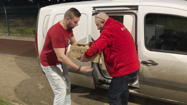 Fot. Krzysztof Cichocki [Radio Szczecin] Słodycze, kocyk, wędliny - wolontariusze przygotowali paczki dla seniorów z Kołbaskowa [ZDJĘCIA]