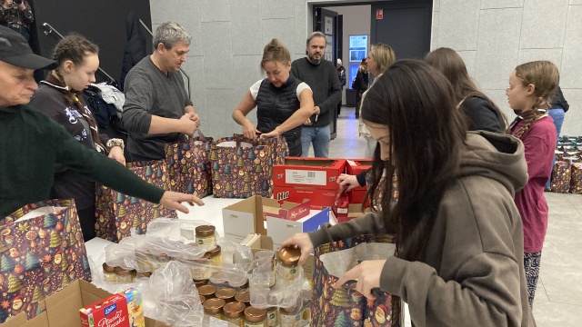 Fot. Krzysztof Cichocki [Radio Szczecin] Słodycze, kocyk, wędliny - wolontariusze przygotowali paczki dla seniorów z Kołbaskowa [ZDJĘCIA]