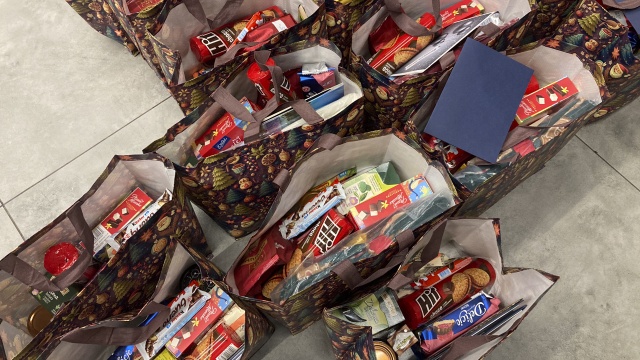 Fot. Krzysztof Cichocki [Radio Szczecin] Słodycze, kocyk, wędliny - wolontariusze przygotowali paczki dla seniorów z Kołbaskowa [ZDJĘCIA]