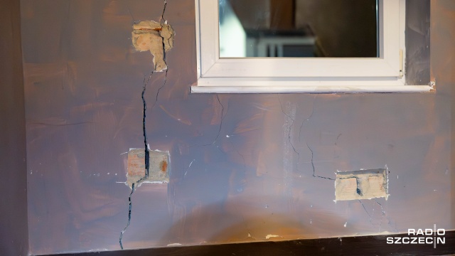 Fot. Robert Stachnik [Radio Szczecin] Pęka blok przy ul. Hożej. Obawy lokatorów [WIDEO, ZDJĘCIA]