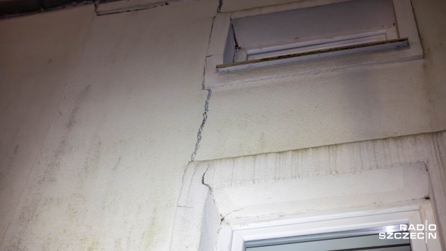 Fot. Robert Stachnik [Radio Szczecin] Pęka blok przy ul. Hożej. Obawy lokatorów [WIDEO, ZDJĘCIA]